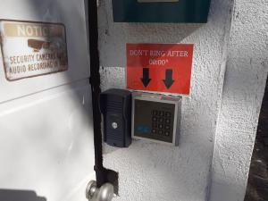 un téléphone portable suspendu sur un mur avec un panneau dans l'établissement Hostel Dada, à Mostar