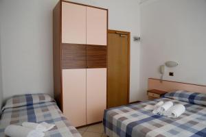 Ліжко або ліжка в номері Hotel Manola
