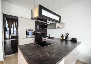 eine Küche mit einer schwarzen Arbeitsplatte in einem Zimmer in der Unterkunft Hochwertig im Herzen Stuttgarts in Stuttgart