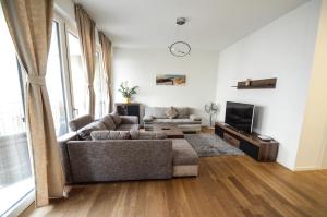 a living room with a couch and a tv at Hochwertig im Herzen Stuttgarts in Stuttgart