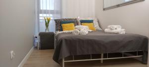 sypialnia z łóżkiem z wypchanymi zwierzętami w obiekcie Central Apartments Ogrody 1 & Parking w Gdańsku