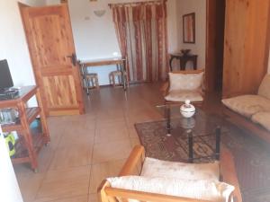 a living room with a table and chairs at Apart Hotel Dolce Vita in Ovalle