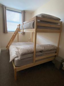 Tempat tidur susun dalam kamar di River bank apartment