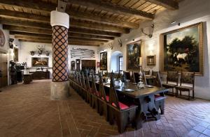 uma sala de jantar com uma mesa longa e cadeiras em Hotel Tvrz Orlice em Letohrad