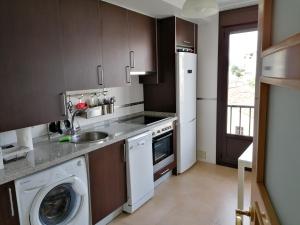 a kitchen with a washing machine and a sink at ISLA DE CUBA 2*K. - COLOMBRES in Colombres
