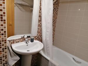 Koupelna v ubytování ISLA DE CUBA 2*K. - COLOMBRES + 31 fotografií