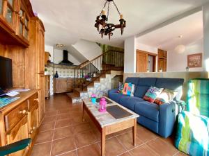 Posezení v ubytování Apartamentos Axarquia , Frigiliana, terraza privada con vistas a la montaña rio y al mar