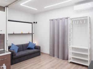 a living room with a couch and a ladder at Plebiscito Home Holidays in Naples
