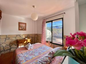 Postel nebo postele na pokoji v ubytování Apartamentos Axarquia , Frigiliana, terraza privada con vistas a la montaña rio y al mar