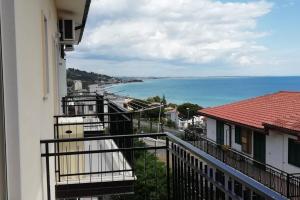 balcone con vista sull'oceano. di La casa al mare Corallo Bianco a Montegiordano