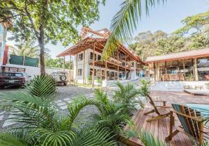 een uitzicht op een huis met palmbomen bij Selina Santa Teresa South in Santa Teresa Beach