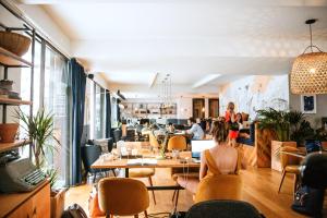 Coin salon dans l'établissement Selina Secret Garden Lisbon