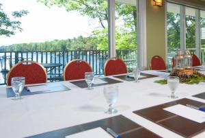 una mesa con vasos con vistas al agua en Rocky Crest Golf Resort en MacTier