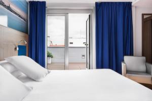 Łóżko lub łóżka w pokoju w obiekcie Eurostars Blue Coruña