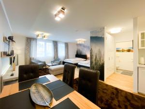International Apartment في فيينا: غرفة مع طاولة طعام وغرفة معيشة