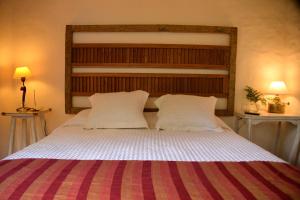 een slaapkamer met een groot bed met twee kussens bij GOLF - Casa de huéspedes in Tandil +50 foto's