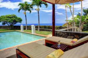Bazén v ubytování Aloha Spirit Maui home nebo v jeho okolí