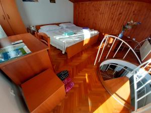 een slaapkamer met een bed en een trap met een gitaar bij Rosmarinus Rubic studio in Split