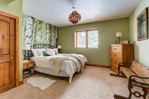 Gallery image of 400 Whispering Pines in Blue River