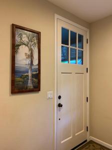 una puerta en una habitación con una pintura en la pared en Nihilani 11A condo, en Princeville