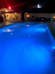 ルッファーノにあるCasa Vacanza Salento con PISCINA e BARBECUEの夜間に青い照明が灯るスイミングプール