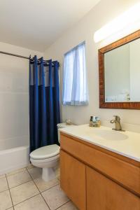 Ένα μπάνιο στο Malu Kauai, a Beautiful Kauai Cottage 1 Mile from Kalapaki Beach home