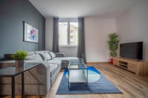 TV a/nebo společenská místnost v ubytování HostGost Selected Suites - Botanical Garden