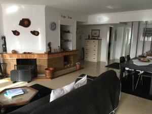 uma sala de estar com um sofá e uma lareira em Home2Home Lisbon em Lisboa