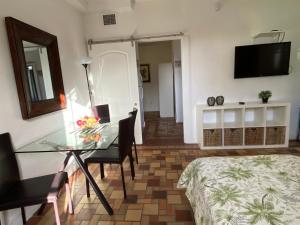 sala de estar con mesa de cristal y cama en Harding Boutique Apartments en Miami Beach