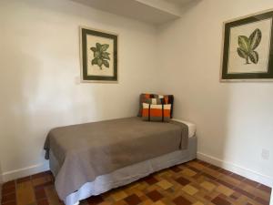 uma cama num quarto com duas fotografias na parede em Harding Boutique Apartments em Miami Beach