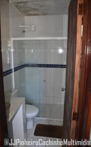 uma casa de banho com uma banheira, um WC e um lavatório. em CASA 7 qts sendo 4 suites, Piscina Churrasqueira 200 m praia Anjos em Arraial do Cabo