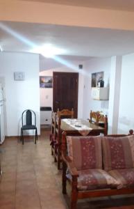 comedor con mesa y algunas sillas en DUPLEX EN SAN BERNARDO en San Bernardo