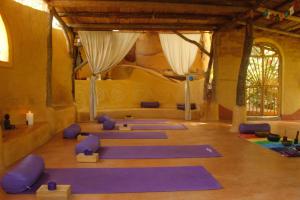 ein Zimmer mit vielen lila Yogamatten in der Unterkunft Sol de Minca Eco Lodge in Minca + 91 Fotos