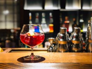 北京北京福庭酒店的坐在酒吧的葡萄酒杯里喝一杯