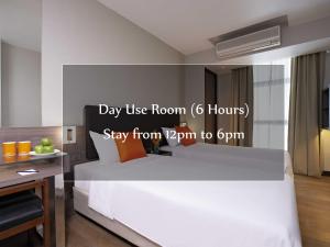 A bed or beds in a room at Aqueen Hotel Kitchener (SG Clean, Staycation Approved)