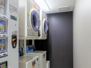 大津市にあるアパホテル〈びわ湖 瀬田駅前〉のバスルーム(洗濯機、乾燥機付)