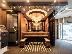 a dressing room with a bench and a mirror at APA Hotel Biwako Seta-Ekimae in Otsu