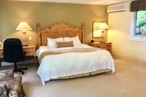 Ein Bett oder Betten in einem Zimmer der Unterkunft Sherwood Inn