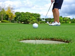 Instalaciones para jugar al golf en el hotel o alrededores