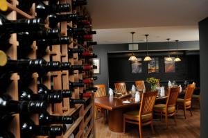 una sala da pranzo con tavolo e una parete di bottiglie di vino di Sherwood Inn a Port Carling