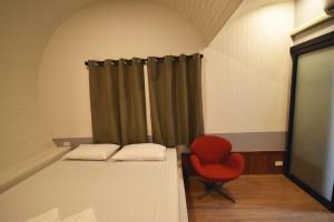 曼谷的住宿－Tiny hut resort，一间设有两张床和红色椅子的房间