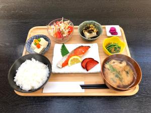 una bandeja con arroz y diferentes tipos de comida. en Capsule Inn Osaka (Male Only), en Osaka