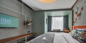 Postel nebo postele na pokoji v ubytování Samsen Street Hotel