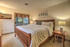 Een bed of bedden in een kamer bij Mountaintop Wintergreen Resort Home with Deck, Views