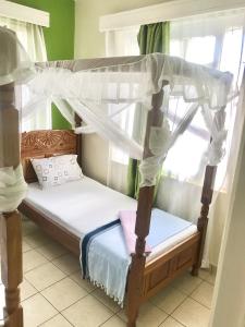 sypialnia z 2 łóżkami piętrowymi w pokoju w obiekcie Bandari apartment w mieście Mombasa