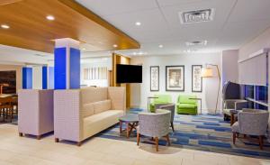 Area tempat duduk di Holiday Inn Express and Suites Des Moines Downtown, an IHG Hotel