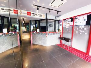un restaurante de comida rápida con un mostrador rojo y blanco en Timez Business Hotel, en Kuala Lumpur