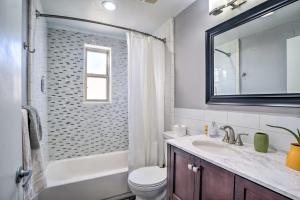 Koupelna v ubytování Vibrant ABQ Adobe Den Mtn Views, Walk to Park! + 16 fotografií