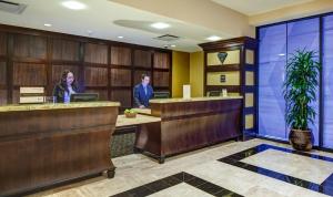 הלובי או אזור הקבלה ב-InterContinental New Orleans, an IHG Hotel