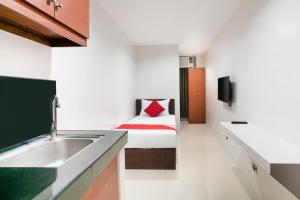 a kitchen with a sink and a bed in a room at ELTI DORMITEL by BLUEBOOKERS in Angeles
